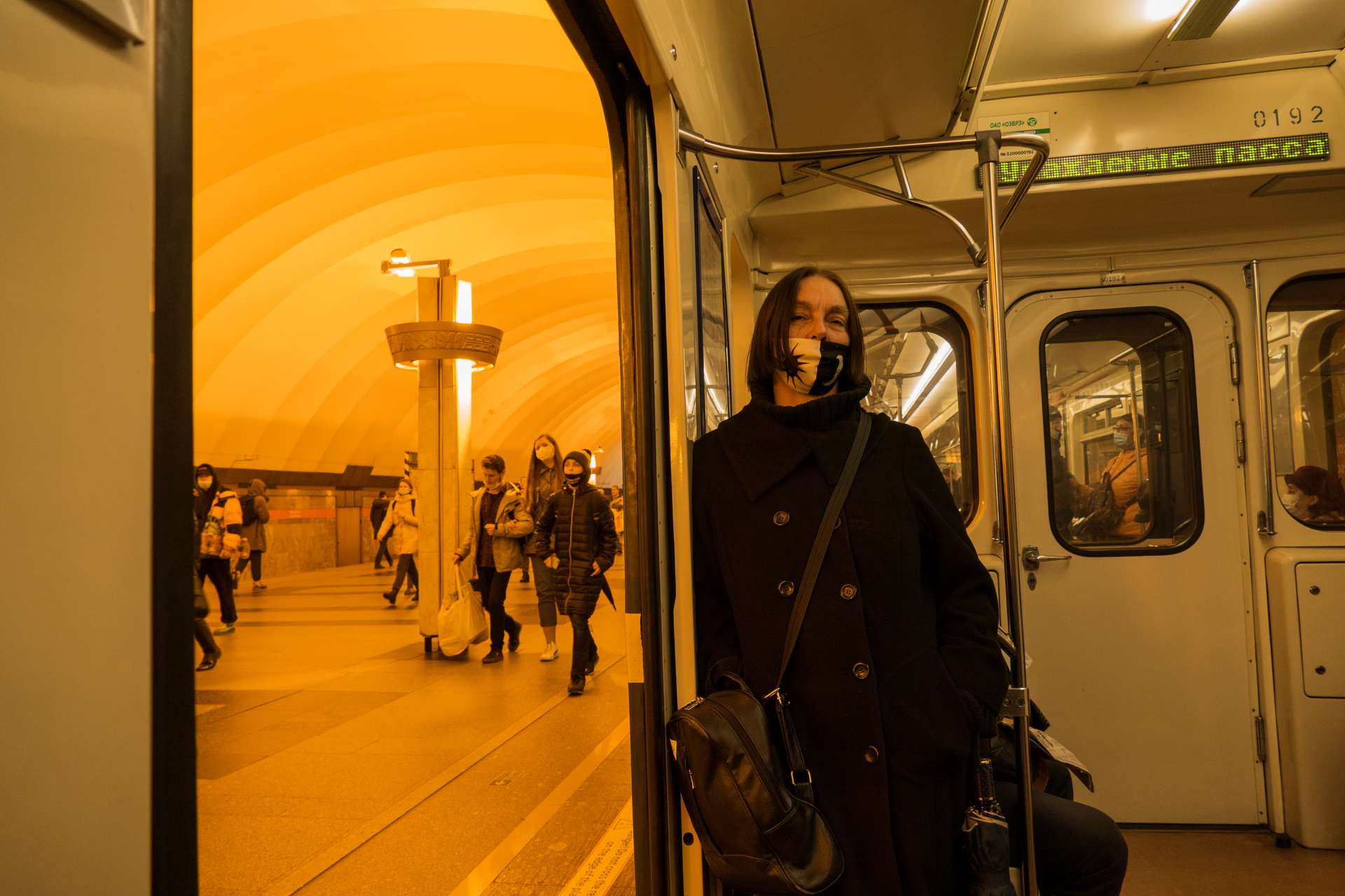 Auf dem Weg aus der Stadt: Alla Mitrofanowa in der Metrolinie 3.