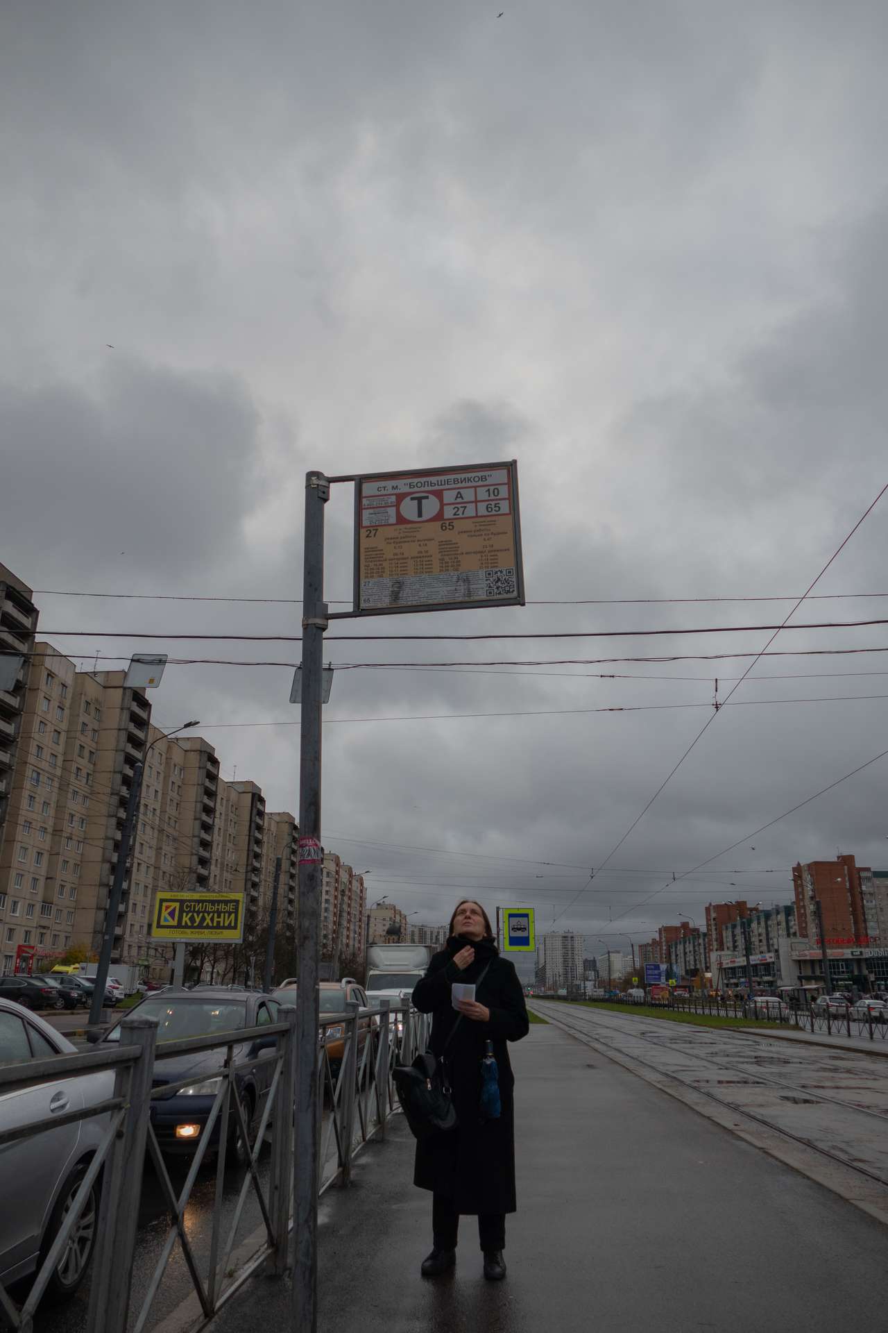 Koordinaten statt Adresse. Mit dem Zettel in der Hand studiert Alla Mitrofanowa den Fahrplan.